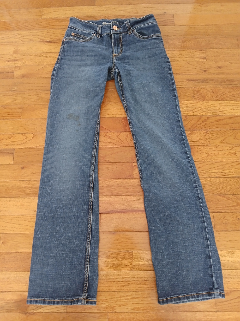 Wrangler Women's Bootcut Jeans in Medium Blue Wash. HAS A STAIN ON PANT LEG